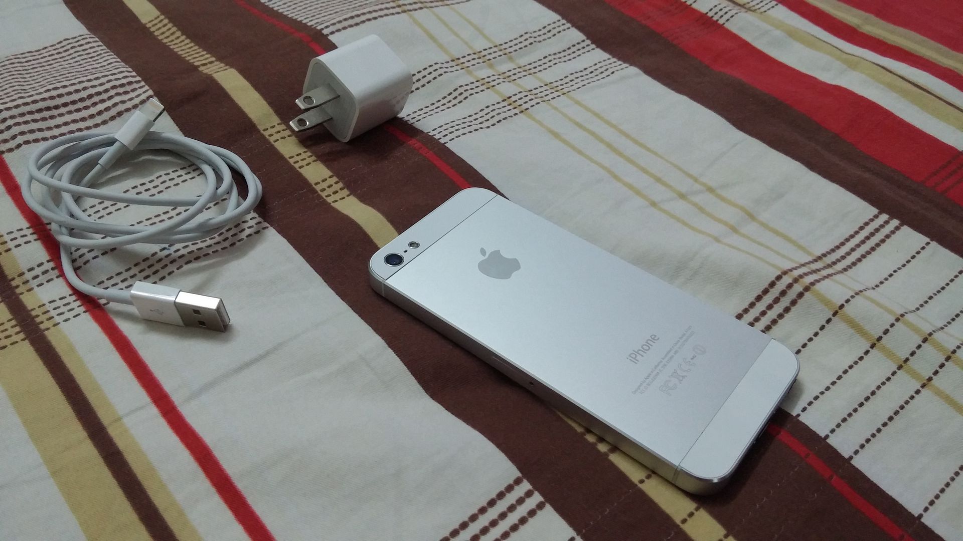 bán dùm người quen 1 cây iphone 5 32gb quốc tế màu Trắng - chỉ có máy - sạc - cáp ! máy đẹp - 3