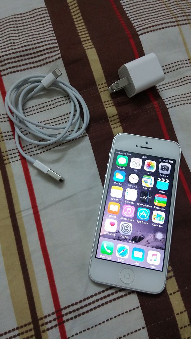 bán dùm người quen 1 cây iphone 5 32gb quốc tế màu Trắng - chỉ có máy - sạc - cáp ! máy đẹp - 1