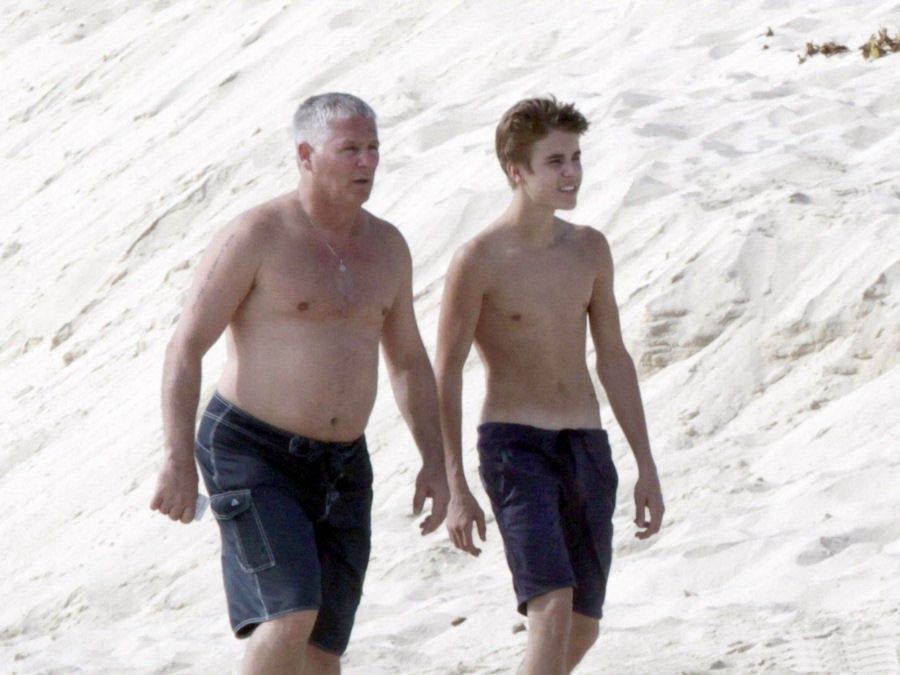 Male Celebrities Justin Bieber Shirtless In Shorts In