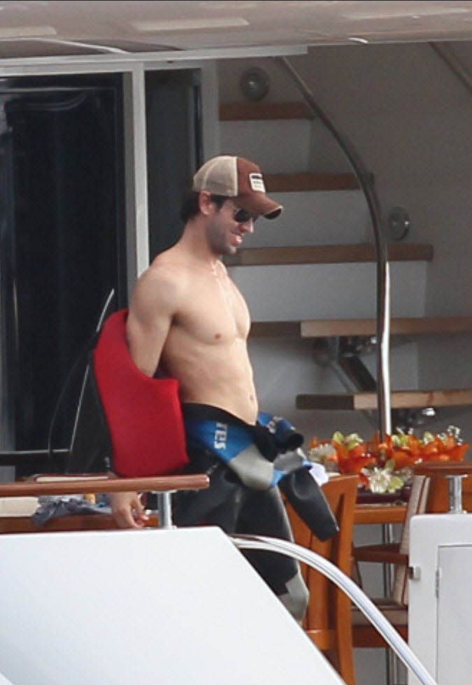 Enrique Iglesias goes shirtless in Miami and we only could go wow