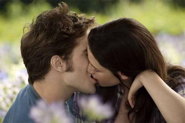 kristen stewart and robert pattinson kissing in eclipse. Robert Pattinson and Kristen